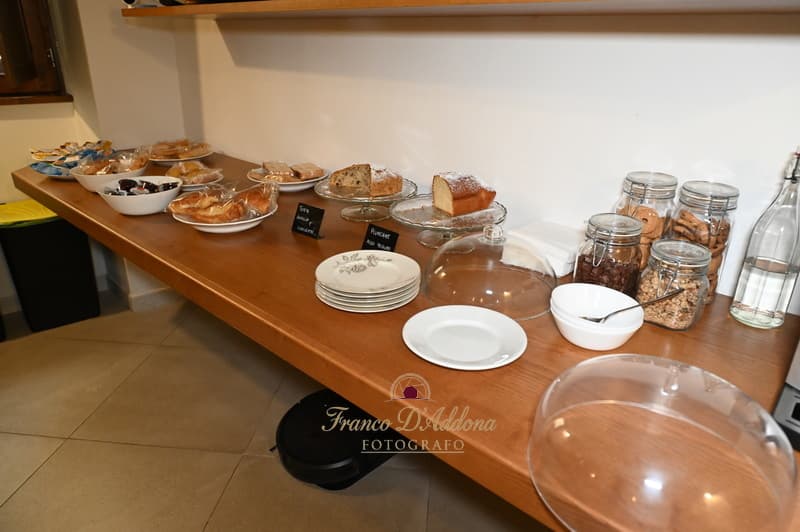 Tavolo con colazione autentica e prodotti locali