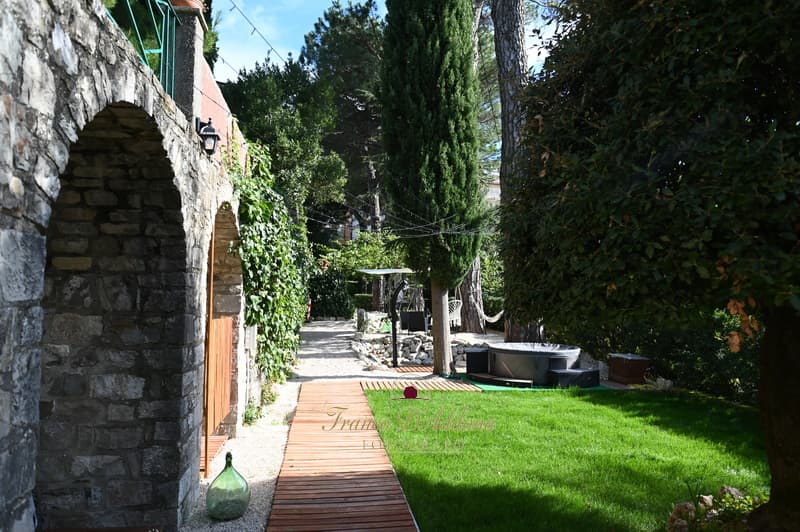 Cortile in pietra del borgo Sciugolo a Baselice