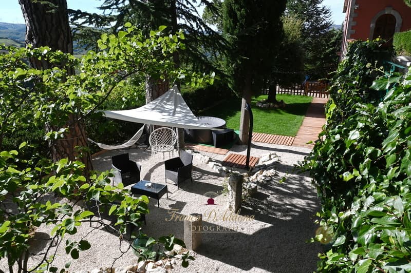 Ospite che si rilassa nel borgo dopo una giornata intensa