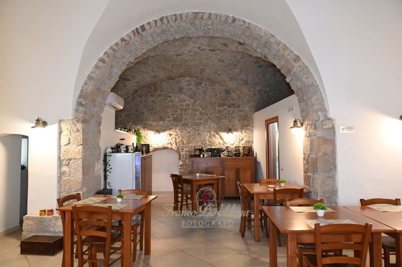 Sala colazioni con archi in pietra al Borgo Sciugolo